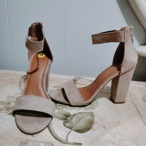 Size 9 women's heels